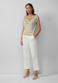 s.Oliver BLACK LABEL AUS GLÄNZENDER MIT WASSERFALL-AUSSCHNITT - T-shirt print - beige