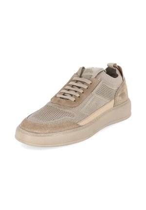 Beżowy, dziergany i zamszowy sneaker z sznurowadłami, wyściełanym kołnierzem, pętelką z tyłu i grubą gumową podeszwą.