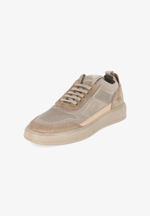 Beige gebreide en suède sneaker met veters, gewatteerde kraag, treklus bij de hiel en dikke rubberen zool.