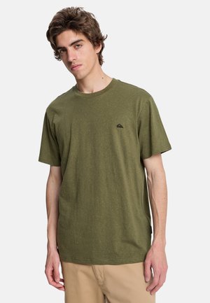 Olijfgroene t-shirt van gestructureerde katoen, met een ronde hals, korte mouwen en een klein zwart logo op de linkerborst.