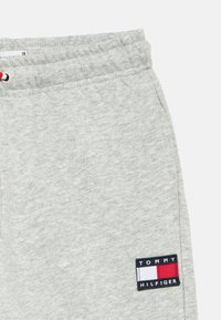 Γκρι παντελόνι φόρμας από μαλακό ύφασμα, με ελαστική μέση και κορδόνι. Διαθέτει μπλε και κόκκινο λογότυπο στο πλάι.