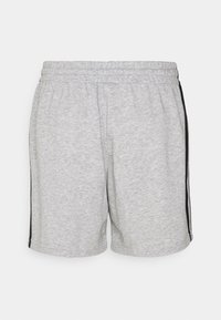 Shorts de sport gris clair avec une taille élastique et des rayures verticales noires sur les côtés, présentés sur un fond blanc.