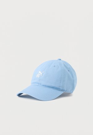 Casquette de baseball bleu clair avec une visière incurvée et un logo Puma blanc brodé sur le devant, présentée sur un fond blanc uni.
