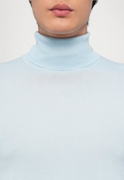 Lyseblå høyhalset genser laget av et lett, glatt stoff med ribbestrikket hals og tettsittende design. Medium tykkelse, minimal konstruksjon.