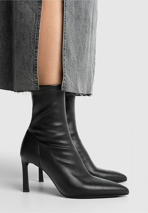 Bottines à talons hauts - black
