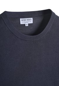 Maglione in misto lana grigio scuro con scollo a giro e polsini a costine. Presenta un'etichetta con la scritta "ANTONY MORATO" e la taglia "M" all'interno.