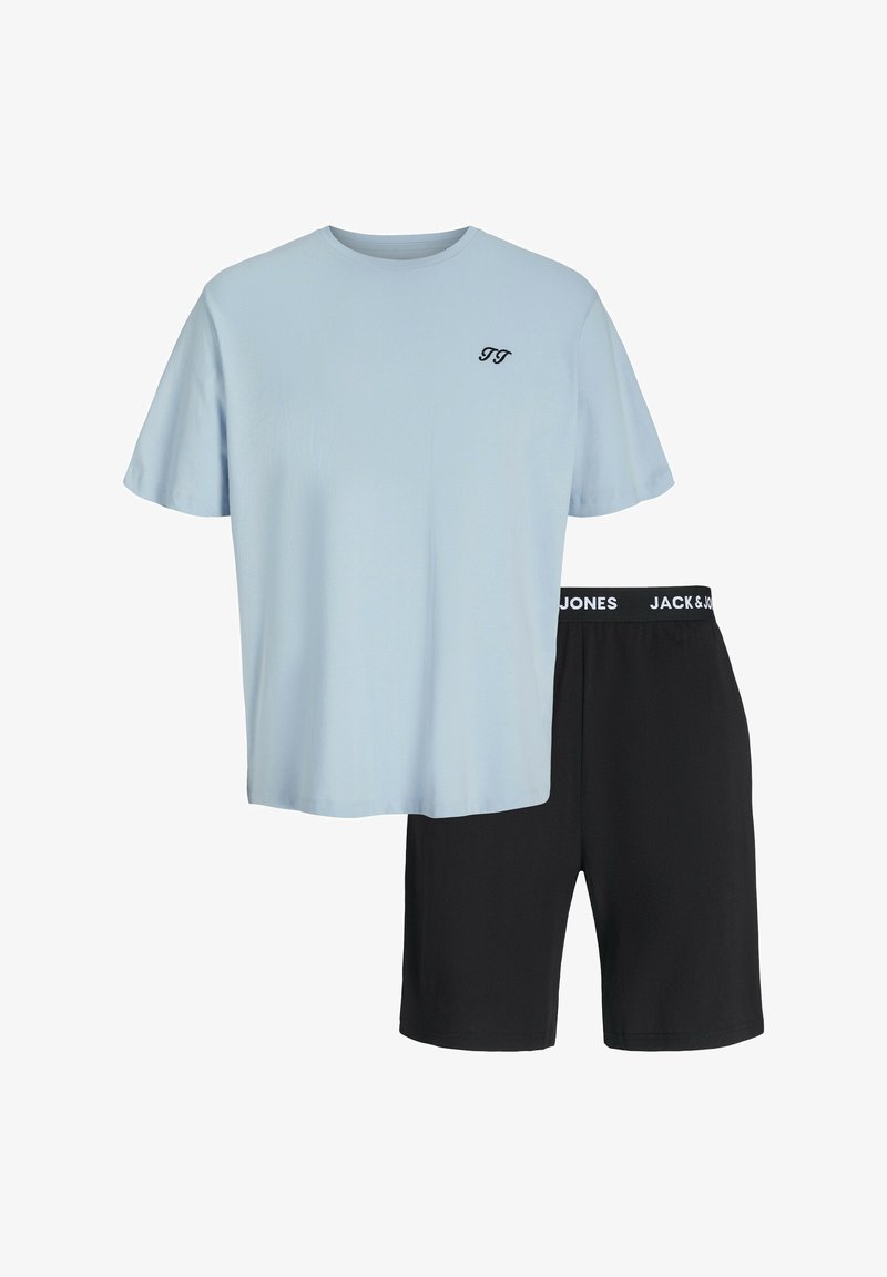 T-shirt en coton bleu clair avec col rond et petit logo noir, associé à un short noir avec une ceinture élastique de marque.