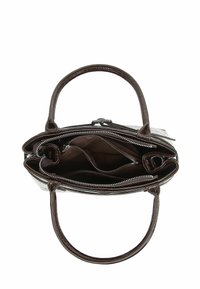 Geantă de mână cu model de crocodil maro, echipată cu două mânere, închidere cu fermoar și un compartiment interior cu multiple buzunare. Textură netedă.