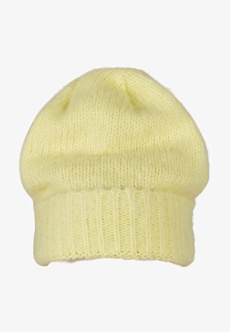 Gorro de lana amarillo hecho de un tejido suave y con textura. Presenta un dobladillo acanalado y un diseño ligeramente holgado. Ligero y acogedor.