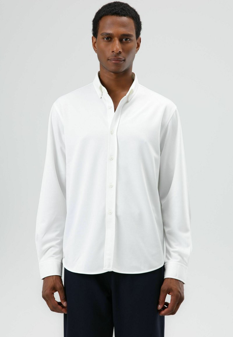 Weißes Langarmhemd mit Button-Down-Kragen, glatter Textur und geradem Saum. Verfügt über eine durchgehende Knopfleiste mit passenden Knöpfen.