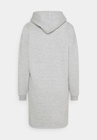 Sudadera gris, larga, con una textura suave, que cuenta con una capucha espaciosa, mangas largas y un dobladillo recto, ofreciendo un ajuste relajado y un diseño casual.