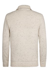 Beżowy sweter dzianinowy z kołnierzykiem, o fakturowanej górnej części i muszkularnym wzorze w dolnej części. Długie rękawy.