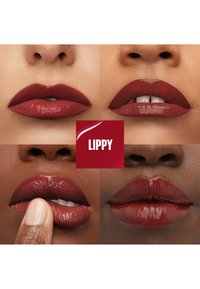 Quattro immagini ravvicinate di labbra in diverse tonalità di rosso, che mettono in risalto finiture opache e lucide. Un dito tocca una labbra. Logo "LIPPY" al centro.