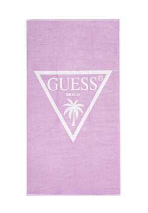 Asciugamano da spiaggia lavanda con logo a triangolo bianco che presenta le parole "GUESS", "BEACH" e una palma all'interno del triangolo.