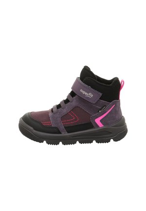 Hohe Kinderschuhe in lila und schwarz mit pinken Akzenten, Klettverschluss mit der Aufschrift "superfit" und dicke, strukturierte Sohle.