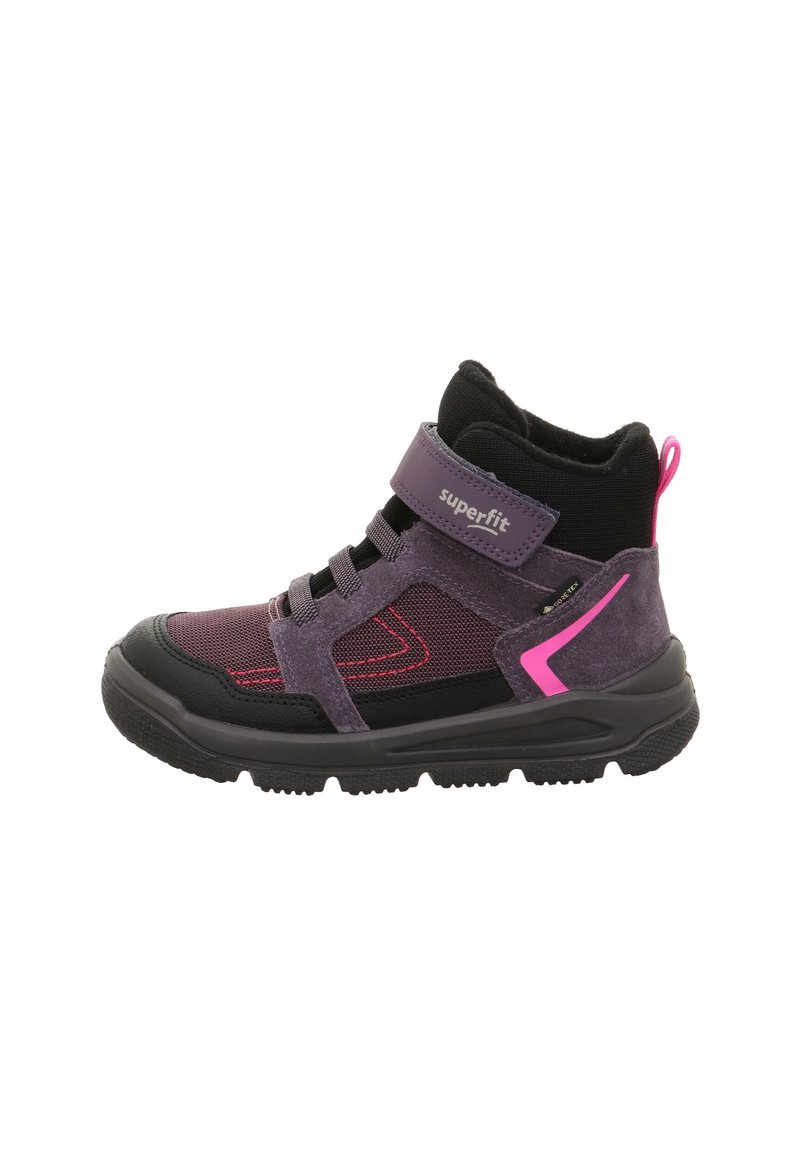 Hohe Kinderschuhe in lila und schwarz mit pinken Akzenten, Klettverschluss mit der Aufschrift "superfit" und dicke, strukturierte Sohle.
