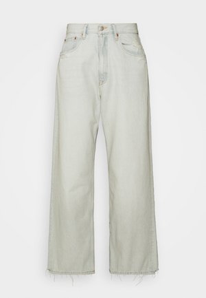 Blugi largi de spălare deschisă din denim, cu talie înaltă, margine desfăcută și ușoare uzuri pe buzunarele din față.