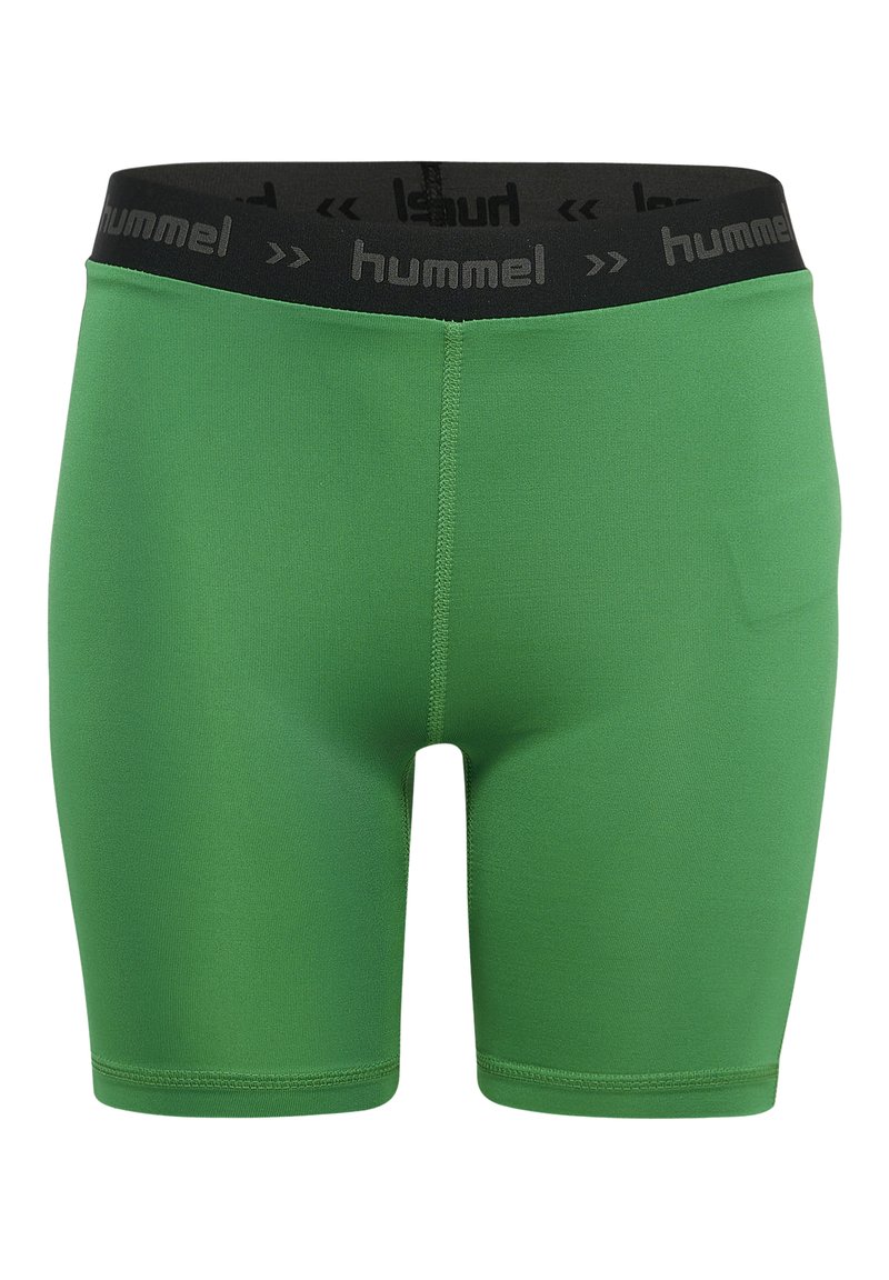 Groene sport shorts met een zwarte elastische tailleband met het 'hummel' logo. Glad oppervlak en een getailleerd ontwerp, met een detail van een achterzak.
