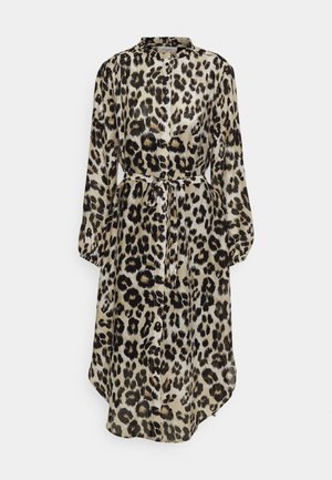Langærmet midi-kjole med knapper og leopardprint samt bælte i taljen på neutral baggrund.