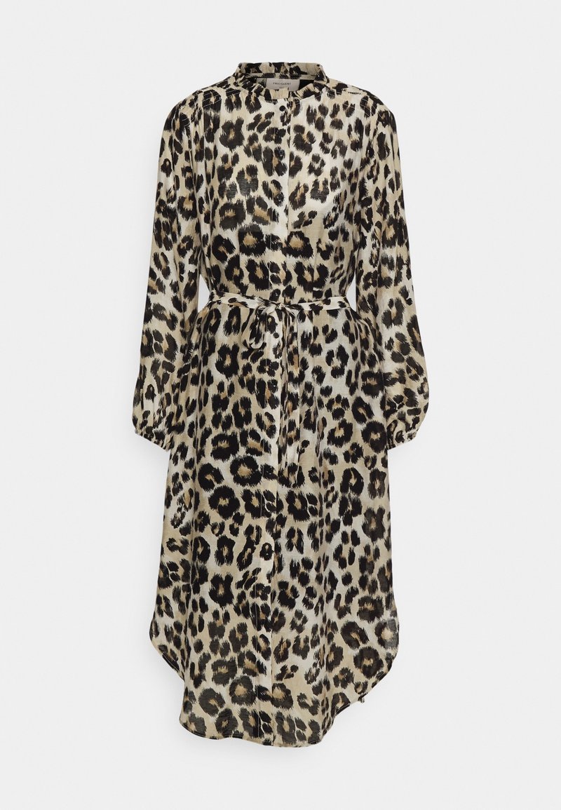 Robe midi à manches longues avec boutonnière, motif léopard et ceinture nouée à la taille sur fond neutre.