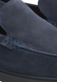 Granatowe zamszowe buty wsuwane z dekoracyjnym niebieskim przeszyciem, o gładkiej teksturze i wycięciami zapewniającymi wentylację.