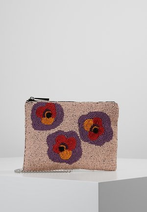 Clutch beige con perline con tre disegni floreali viola, rossi e arancioni, una cerniera nera e una tracolla a catena argentata su una superficie bianca.