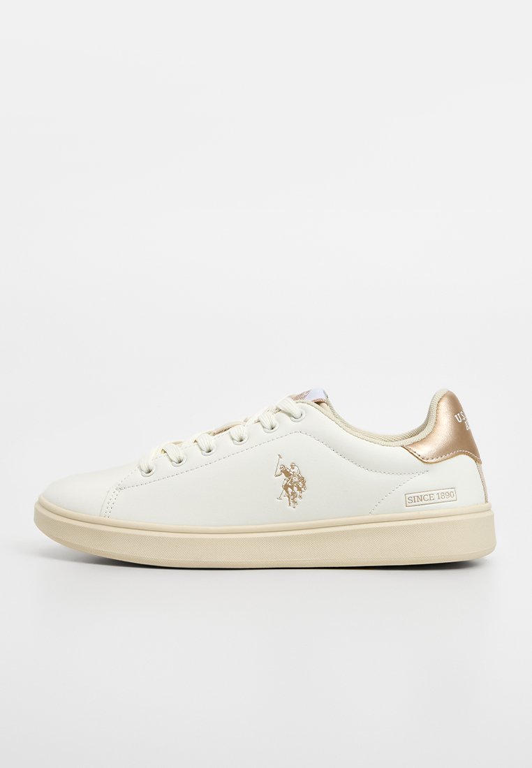 Sneaker en cuir blanc avec une texture lisse, accents dorés à l'arrière, logo sur le côté et semelle en caoutchouc arrondie.