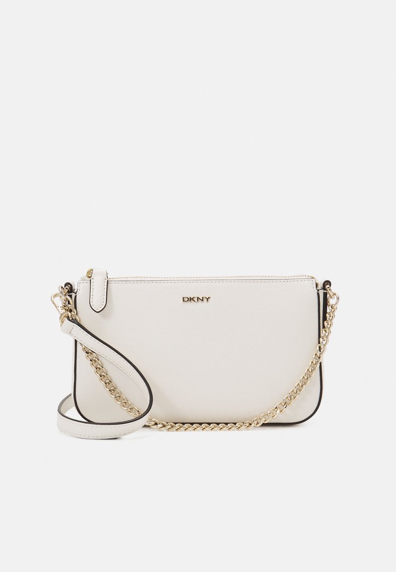 Vit syntetisk crossbody-väska med guldfärgade detaljer, utrustad med en avtagbar kedja, dragkedjestängning och DKNY-logotyp på framsidan.