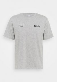 T-shirt gris clair à col rond et manches courtes avec le logo noir "Levi's" sur le côté droit de la poitrine et le texte "The Original EST 1873 SAN FRANCISCO CA" sur le côté gauche.