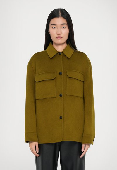 Veste chemise en laine mélangée vert olive avec un col, deux poches poitrine et des boutons noirs, offrant une coupe décontractée et des manches retroussées.