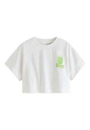 Biały krótki T-shirt z krótkimi rękawami i zieloną grafiką uśmiechniętego napoju matcha z napisem "So Matcha Fun" na lewej piersi.