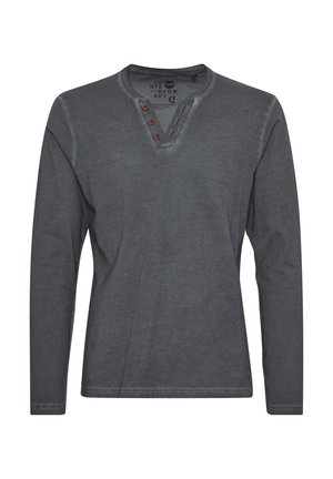 Camicia a maniche lunghe di color grigio scuro realizzata in tessuto morbido. Presenta un profondo scollo a V con tre bottoni marroni e dettagli di cucitura sottili.