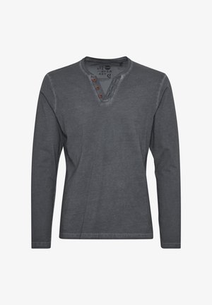 Camicia a maniche lunghe di color grigio scuro realizzata in tessuto morbido. Presenta un profondo scollo a V con tre bottoni marroni e dettagli di cucitura sottili.