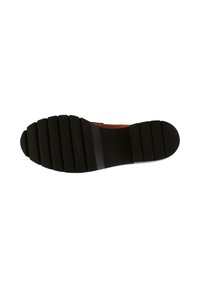 Semelle de chaussure en caoutchouc noir avec des rainures horizontales ; bout légèrement incurvé ; surface texturée ; talon renforcé. Aucune marque visible.