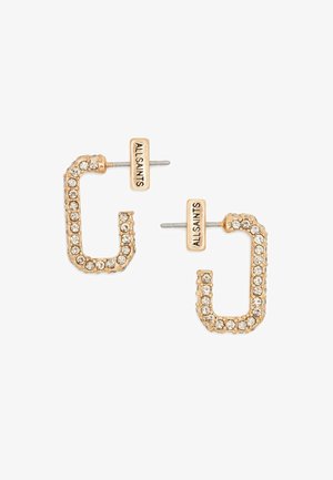 Goldfarbene Ohrringe mit geometrischem C-förmigem Design, verziert mit funkelnden klaren Strasssteinen entlang der Kanten. Markenetikett sichtbar.