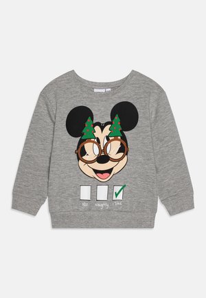 Felpa grigia con collo tondo, presenta il volto di un personaggio dei cartoni animati, orecchie oversize e alberi verdi. Le stampe includono caselle di controllo etichettate "Buono", "Cattivo" e "Ho provato".