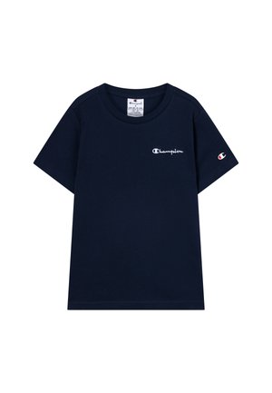 T-shirt in cotone blu navy con maniche corte, caratterizzato da un logo bianco "Champion" e un piccolo emblema rosso e bianco sulla manica sinistra.
