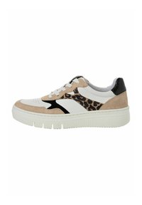 Sneakers z białą skórzaną cholewką, beżowymi i czarnymi zamszowymi akcentami, bocznym panelem w leopardzi wzór oraz białą teksturowaną gumową podeszwą.