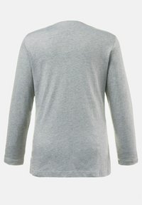 Harmaa pitkähihainen t-paita, valmistettu pehmeästä puuvillasta, pyöreällä kaula-aukolla ja yksinkertaisella designilla ilman lisäkoristeita.