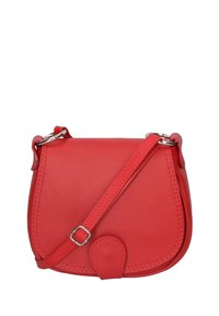 Borsa a tracolla rossa in pelle con forma arrotondata, frontale piatto, tracolla regolabile e accessori in argento. Presenta una chiusura a pattina con un linguetta arrotondata.