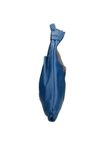 Blauwe leren schoudertas met een zachte textuur, ronde vorm en een geknoopt hengsel. Heeft een enkele zijzak en een gladde binnenkant.