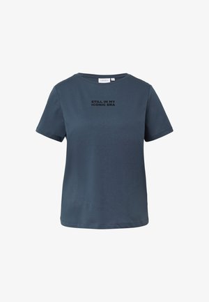 Granatowa bawełniana koszulka z krótkim rękawem i okrągłym dekoltem. Z przodu znajduje się czarny nadruk: "WCIĄŻ W MOJEJ IKONICZNEJ ERZE".