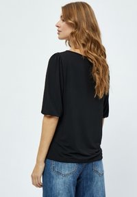 Desires DEAUGUSTA 2/4 SLEEVE CROCHET T-SHIRT. - Blůza - black