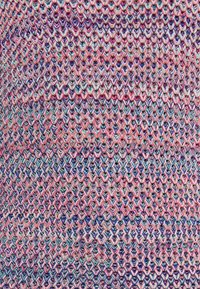 Strickstoff mit einem bunten Zickzackmuster in Pink, Lavendel, Blau und Grün, mit einer strukturierten Oberfläche und mittlerer Dicke.