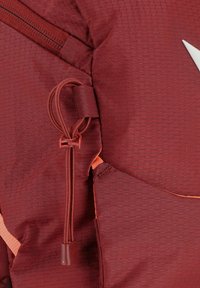 Rode gestructureerde stoffen rugzak met oranje accenten, voorzien van een hexagonaal patroon, een rits en een trekkoord voor aanpassing.