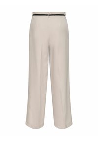 Pantalon beige à jambes larges avec une texture lisse, doté d'une ceinture noire, d'une taille ajustée et de deux poches arrière.