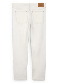 Jeans de denim blanco con un ajuste slim, diseño de cinco bolsillos y parche de cuero marrón en la cintura. Presentan costuras en contraste y una textura suave.