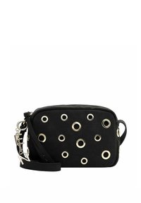 Borsa in tessuto nero con occhielli in metallo color argento sulla parte frontale, forma rettangolare, chiusura con cerniera e tracolla staccabile. Dettagli includono un charm con logo.