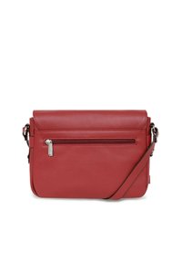 Borsa a tracolla rossa in pelle con una texture liscia, tasca frontale con zip e tracolla regolabile. Presenta un design minimalista e hardware robusto.