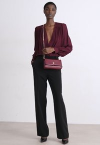 Tommy Hilfiger ETERNITY CHAIN CROSSOVER - Torba preko tijela - raspberry truffle